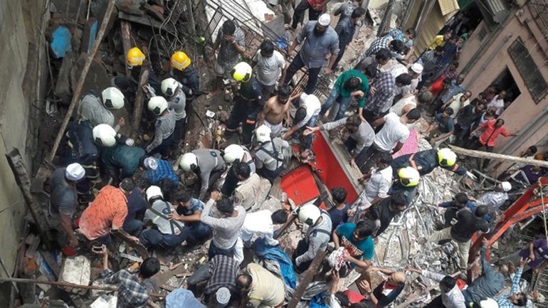Ινδία: Δεκάδες άνθρωποι παγιδευμένοι μετά την κατάρρευση τετραώροφου κτιρίου