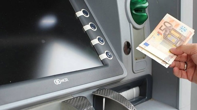 Ακριβότερες από σήμερα οι αναλήψεις μετρητών από ΑΤΜ άλλων τραπεζών!