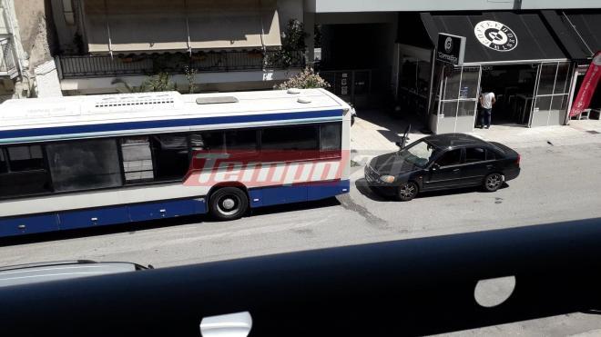 Πάτρα - ΦΩΤΟ: Αυτοκίνητο έπεσε πάνω σε αστικό λεωφορείο της γραμμής 3- Αναστατώθηκαν οι επιβάτες