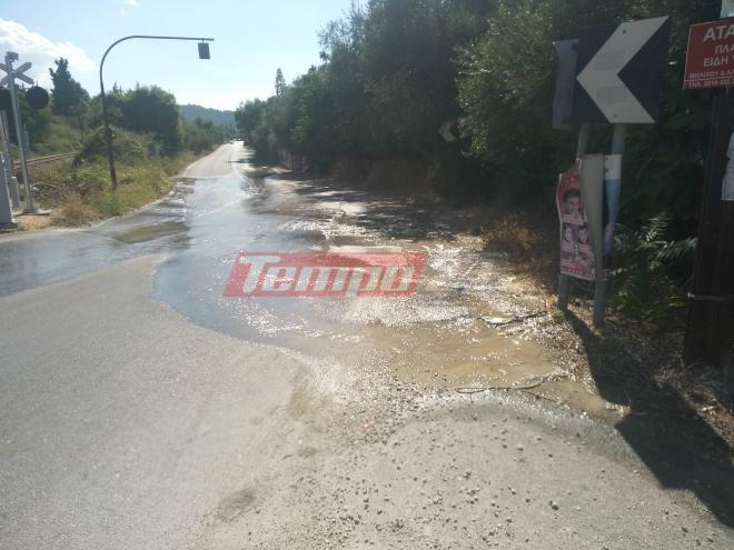 Πάτρα - ΦΩΤΟ: "Ποτάμι" ο δρόμος στα Βραχνέικα - Μεγάλη διαρροή νερού