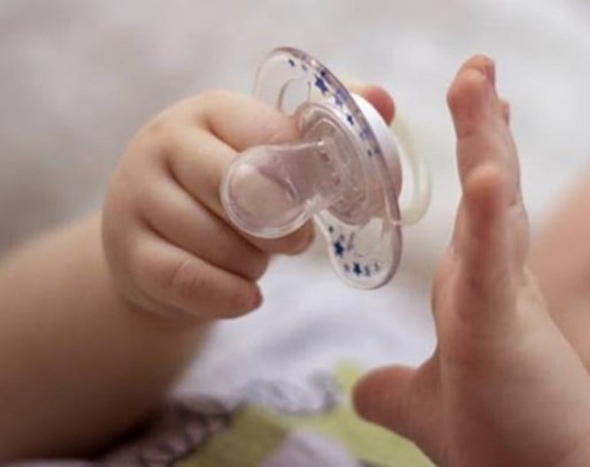 Βρέφος κατάπιε την πιπίλα του και κινδύνευσε η ζωή του