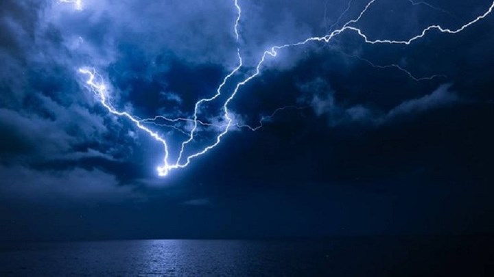 Ο καιρός τρελάθηκε - Καύσωνας με 4.500 κεραυνούς