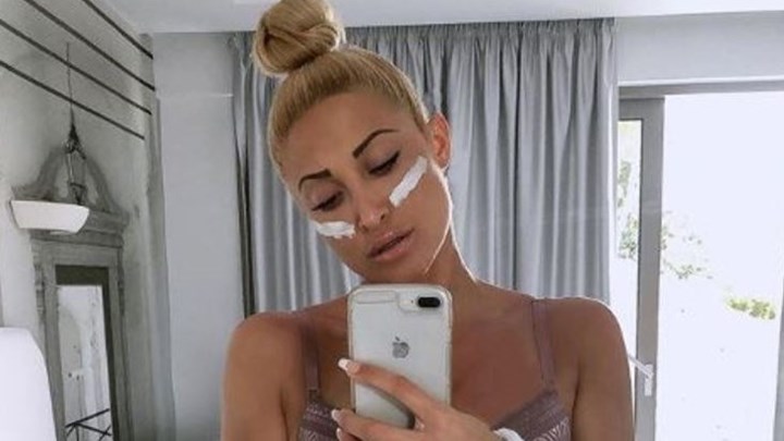 Η Τούνη με εσώρουχα μπροστά στον καθρέφτη της - ΦΩΤΟ