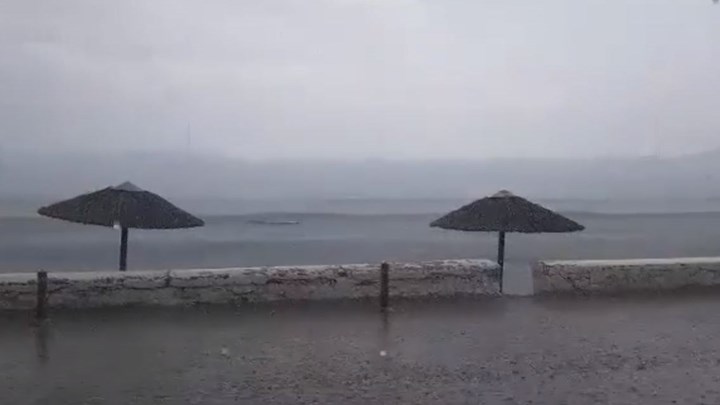 Μπουρίνι “χτύπησε” τη Σύρο - Άρον άρον έφυγαν οι λουόμενοι από τις παραλίες - ΒΙΝΤΕΟ