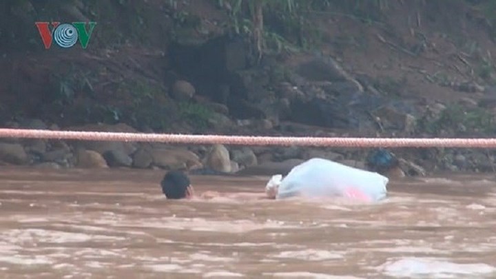 Μαθητής μπαίνει σε πλαστική σακούλα για να πάει στο σχολείο - ΒΙΝΤΕΟ