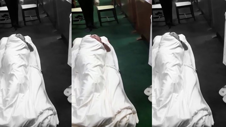 Αρχηγός πολιτικού κόμματος κοιμήθηκε στη μέση του κοινοβουλίου - ΒΙΝΤΕΟ