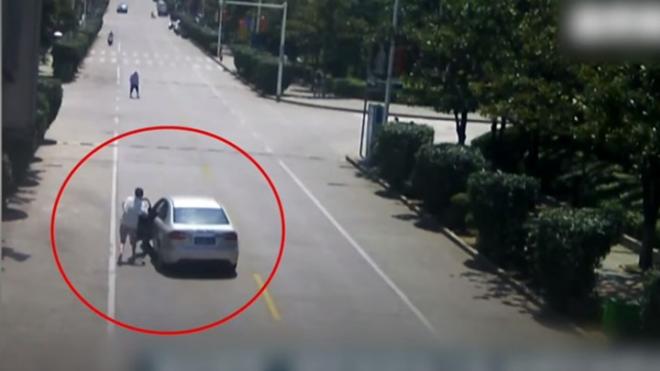 Τρόμος από ανεξέλεγκτο αυτοκίνητο - Πώς ένας οδηγός ταξί κατάφερε να σώσει τη ζωή των επιβατών - BINTEO