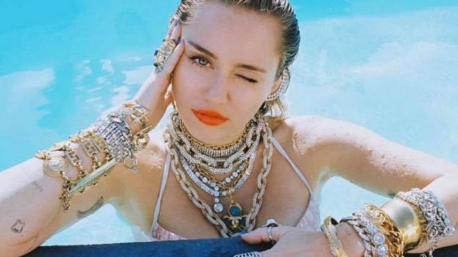 Η Μάιλι Σάιρους απολαμβάνει το καλοκαίρι και αλλάζει τα μπικίνι... σαν πουκάμισα - ΦΩΤΟ