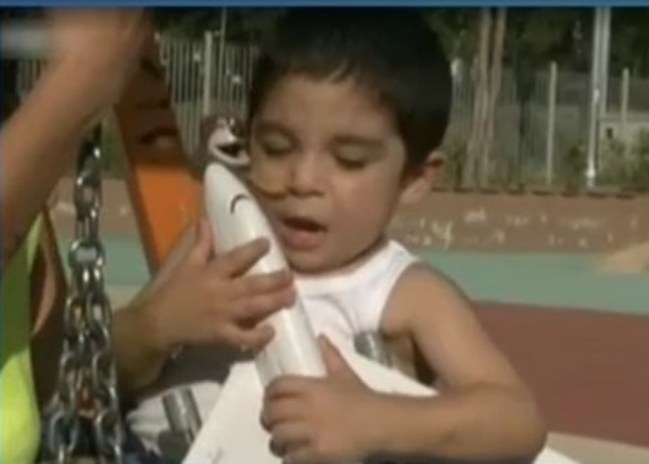 Δεν επέτρεψαν σε 3χρονο παιδί να μπει σε παιδότοπο επειδή είχε σωληνάκι - Τι δηλώνει η μητέρα του