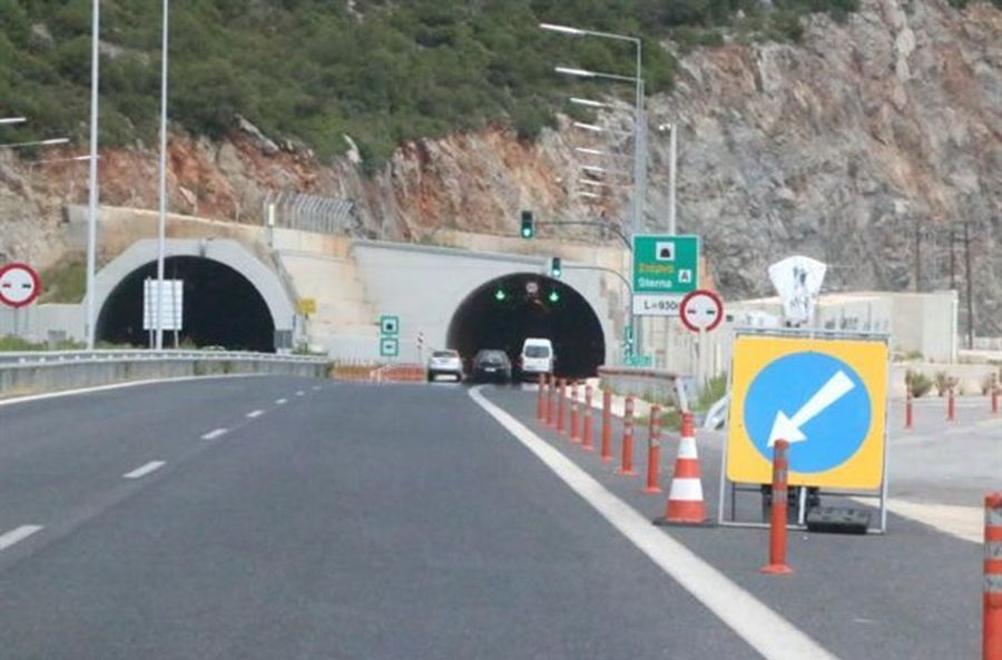ΙΟΝΙΑ ΟΔΟΣ: Εγκλωβίστηκαν δεκάδες άτομα στο τούνελ της Κλόκοβας - Επιχείρηση της Πυροσβεστικής - Κλείνουν κατά διαστήματα δρόμοι