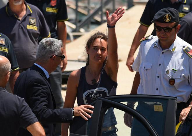 Ελεύθερη η πλοίαρχος του Sea Watch Καρόλα Ρακέτε με απόφαση ιταλικού δικαστηρίου