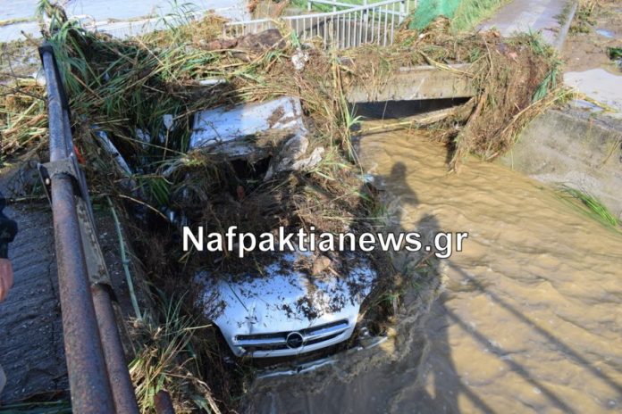 Τεράστιες ζημιές στις παραλίες Μακύνειας και Ρίζας –Αυτοκίνητο σφηνώθηκε σε γέφυρα ΦΩΤΟ