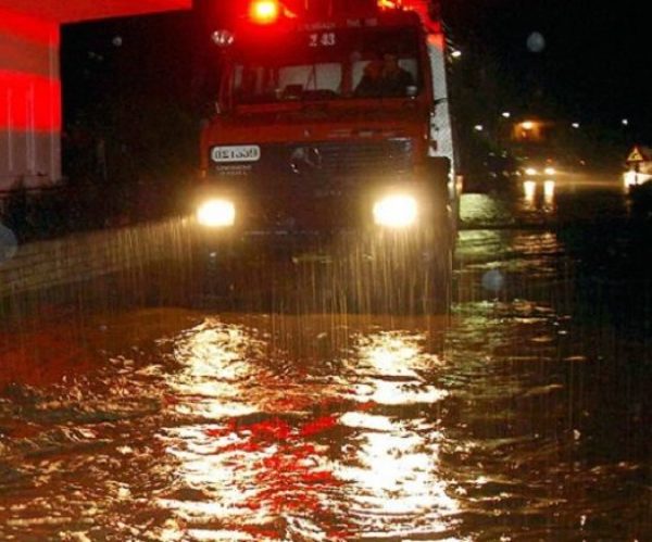 Πώς στήθηκε η επιχείρηση απεγκλωβισμού εκατοντάδων θαμώνων του κέντρου διασκέδασης στο Δρέπανο - Η απόφαση να "σπάσουν" οι μπάρες