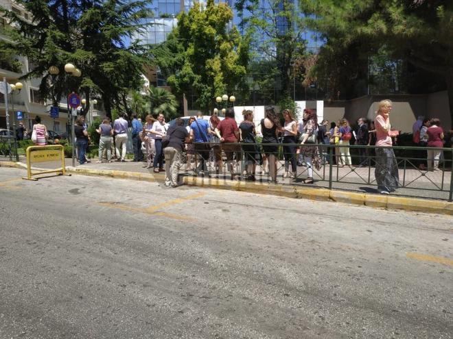Σεισμός στην Αθήνα: Στους δρόμους ο κόσμος, βγήκαν από σπίτια και γραφεία έντρομοι - ΦΩΤΟ