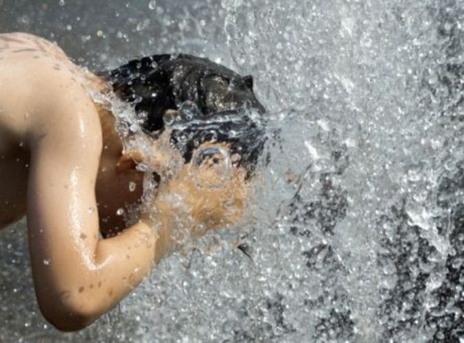 Η πιο "καυτή" Κυριακή του μήνα! Ζέστη, βροχή και αίσθηση δυσφορίας - «Τροπικές νύχτες» πλήττουν τη Σκανδιναβία! ΒΙΝΤΕΟ