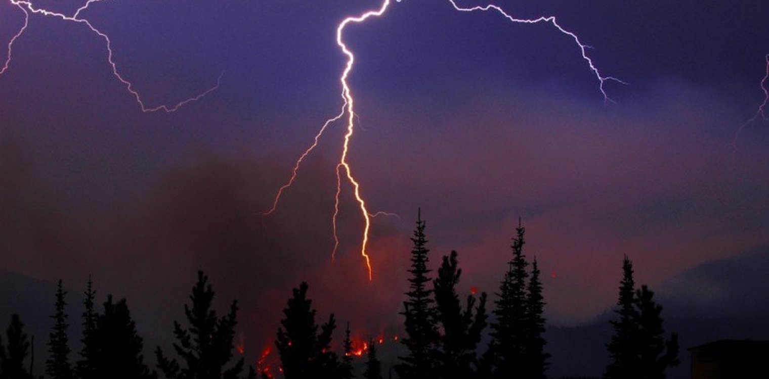 Ηλεία: "Βρέχει" κεραυνούς και ο "Αντίνοος" προκαλεί πυρκαγιές