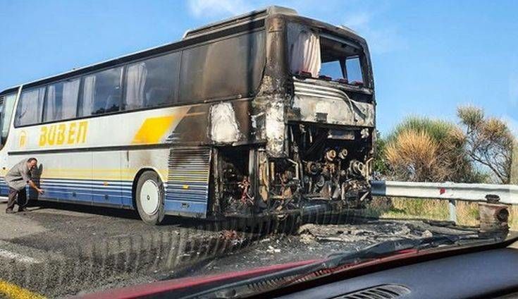 Τουριστικό λεωφορείο τυλίχτηκε στις φλόγες