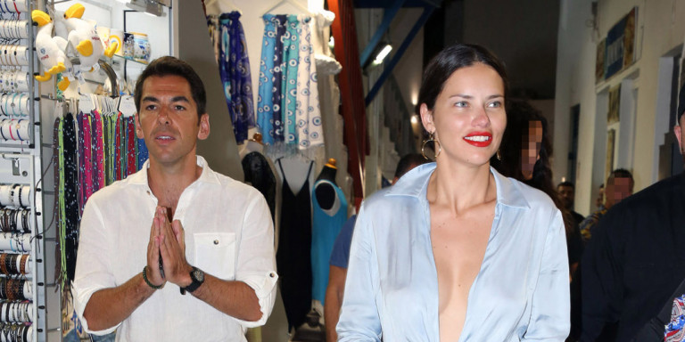 Αντριάνα Λίμα: Βόλτα στα σοκάκια της Μυκόνου με αποκαλυπτικό ντεκολτέ!