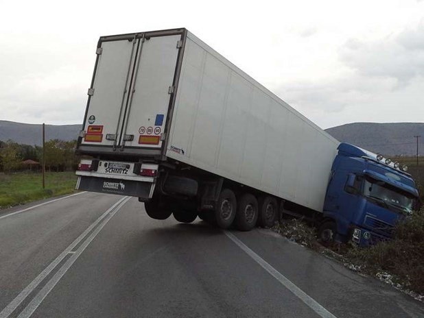 Πάτρα: Νταλίκα "δίπλωσε" στο Θεριανό