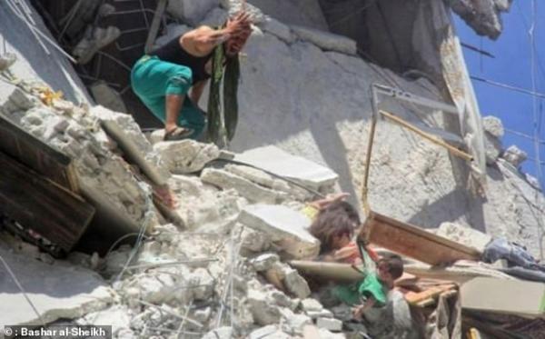 Παγκόσμια συγκίνηση για την 5χρονη που προσπάθησε να σώσει την αδερφή της στη Συρία - Τα κοριτσάκια έπεσαν στο κενό