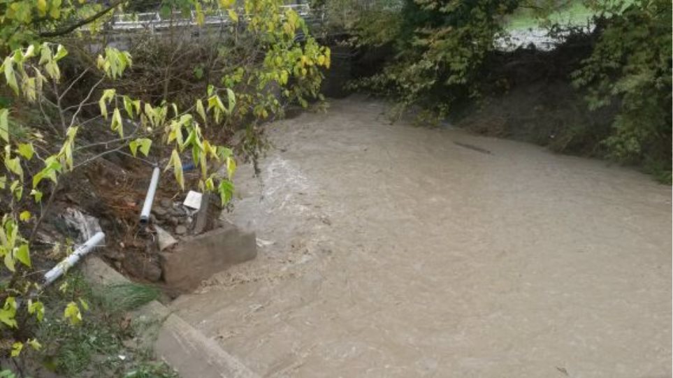 Πέντε γυναίκες και ένα παιδί εγκλωβίστηκαν από υπερχείλιση ρέματος