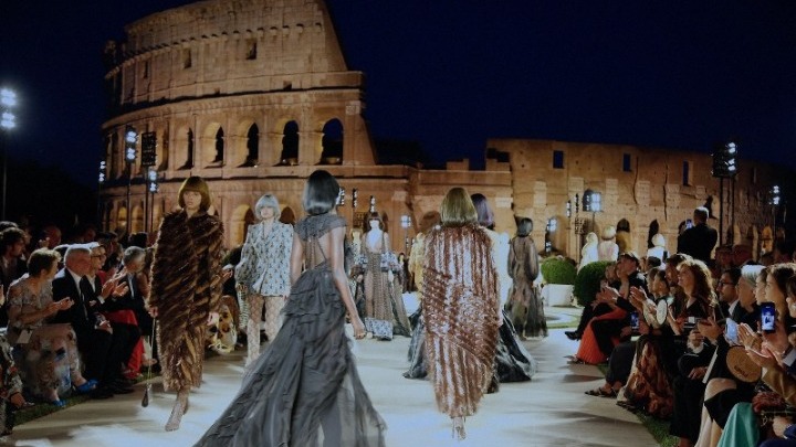 Ο Fendi τιμά τον Λάγκερφελντ με ντεφιλέ στην αρχαία Ρώμη