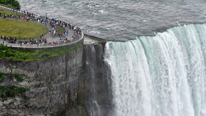 Πήδηξε στους καταρράκτες του Νιαγάρα και επέζησε