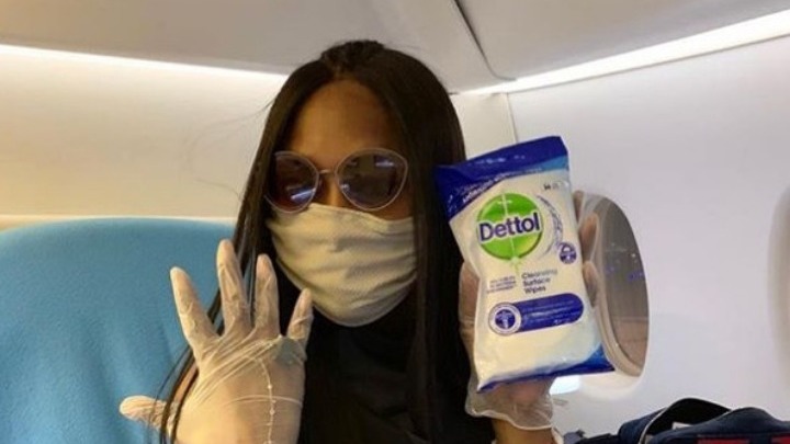 Η ρουτίνα της Ναόμι Κάμπελ όταν ταξιδεύει με αεροπλάνο