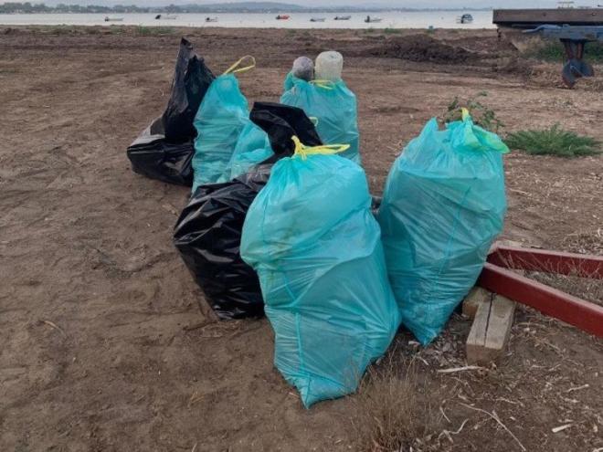 Η νεαρή Γαλλίδα που έβαλε σκοπό να καθαριστεί η παραλία του Κατακόλου