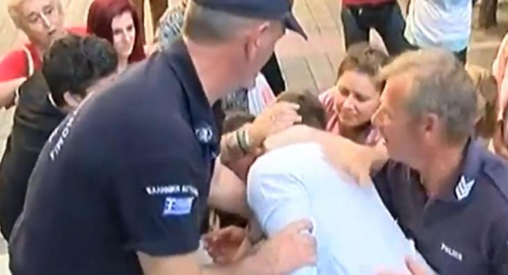 Πατροκτόνος Ζακύνθου: "Θυσιάστηκε για να μας σώσει" - Ξέσπασε σε λυγμούς ο 27χρονος