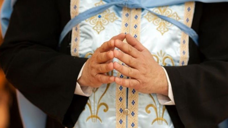 Μήνυση κατά του ιερέα που αρνήθηκε να κοινωνήσει παιδιά με πολλαπλές αναπηρίες