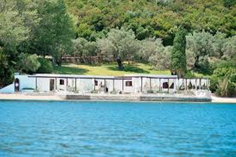 Δείτε πώς είναι σήμερα η παραλία στον Σκορπιό που έκανε μπάνιο η Τζάκι Ωνάση