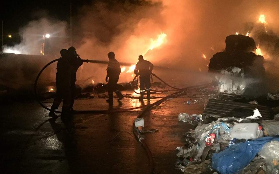 Μεγάλη φωτιά σε εξέλιξη στις κτιριακές εγκαταστάσεις του ΦΟΔΣΑ Ζακύνθου