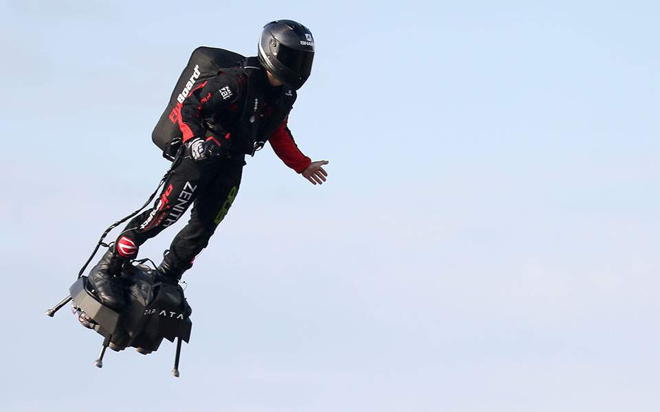 Διέσχισε τη Μάγχη πετώντας με ατομικό αεριωθούμενο ΦΩΤΟ