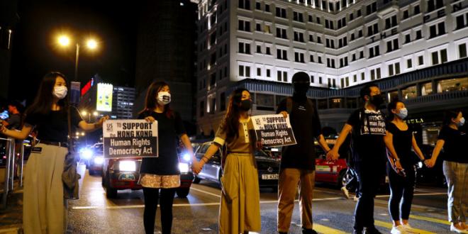 Χονγκ Κονγκ: Οι διαδηλωτές σχημάτισαν ανθρώπινη αλυσίδα