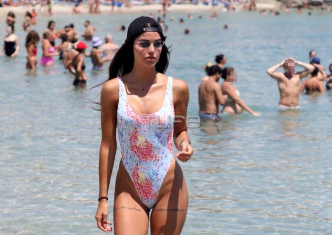 Ιωάννα Μπέλλα: Βουτιές σε παραλία της Μυκόνου με εντυπωσιακό μαγιό και κορμί… λαμπάδα - ΦΩΤΟ
