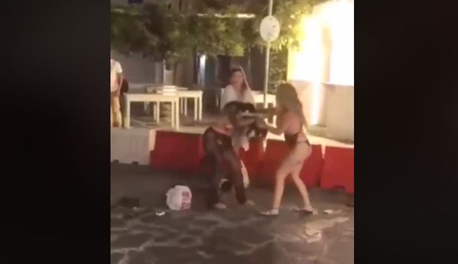 Μύκονος: Άγριο ξύλο μεταξύ δύο γυναικών σε σοκάκι του νησιού - ΒΙΝΤΕΟ