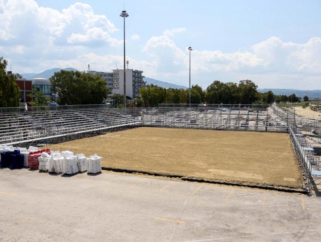 Πάτρα - ΦΩΤΟ: Τοποθετηθήκαν οι εξέδρες στο γήπεδο του beach handball στην «Άρτεμις»