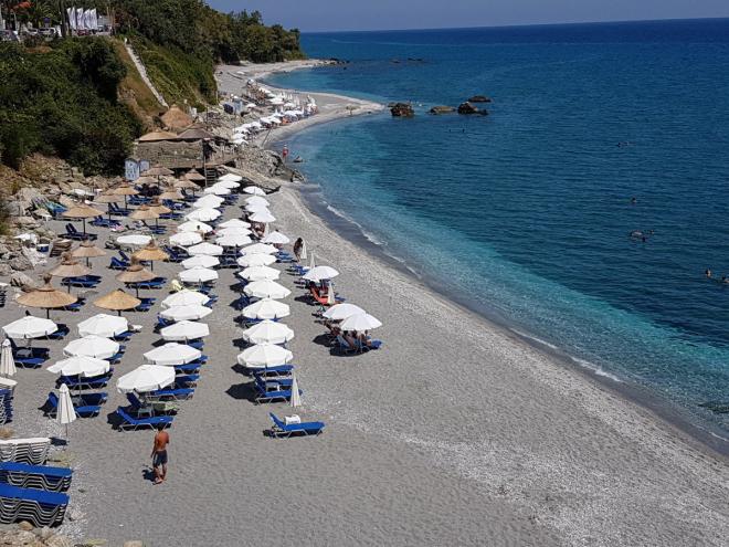 Κομματικά κουπόνια αντί για αποδείξεις έδινε αναψυκτήριο στο Αίγιο