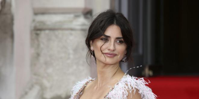 Η εντυπωσιακή Πενέλοπε Κρουζ με κοκτέιλ φόρεμα που είναι αδύνατον να περάσει απαρατήρητο