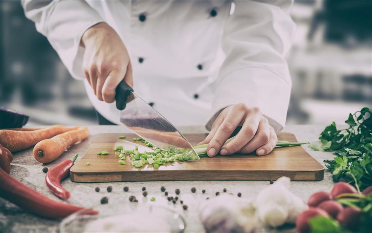 Νέα καταγγελία - Απείλησε μαγείρισσα με μαχαίρι στο λαιμό