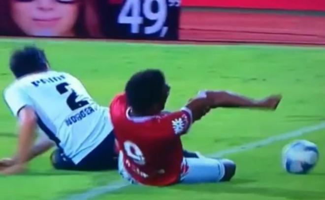ΕΙΚΟΝΕΣ ΣΟΚ: Έσπασε σαν… κλαδάκι το χέρι του ποδοσφαιριστή
