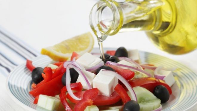 Καταγγελία στα Χανιά: Τους χρέωσαν το λάδι στη σαλάτα