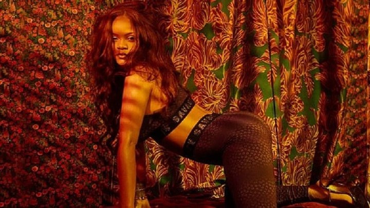 Η Ριάνα ανεβάζει τη θερμοκρασία - Ποζάρει μόνο με τα εσώρουχά της... ξανά - ΦΩΤΟ