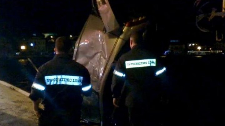 Αυτοκίνητο έπεσε στο λιμάνι του Πειραιά