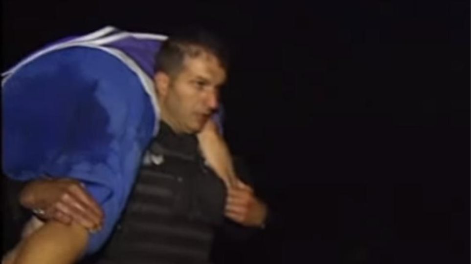 Ο αστυνομικός που μαχαίρωσαν οι χούλιγκανς πριν από ένα χρόνο έσωζε ζωές στο Μάτι!