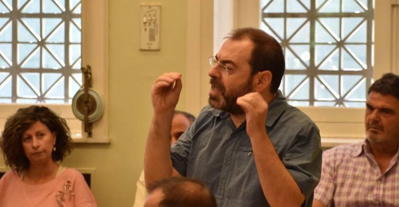 Απίστευτο: Στο Δημοτικό Συμβούλιο Αγρινίου είχε τόσο ...στριμωξίδι που επικεφαλής παράταξης κάθισε στους επισκέπτες!