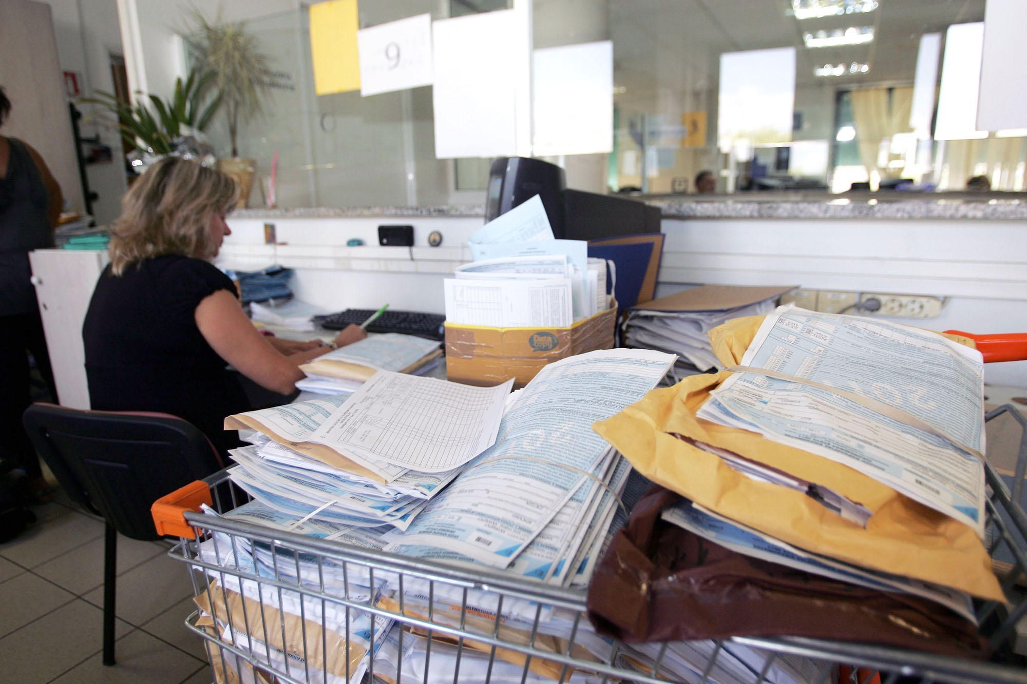 Χειρόγραφα στην εφορία οι δηλώσεις για όσους απεβίωσαν