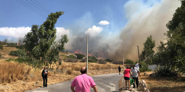 Σε ύφεση η φωτιά στο Λαγονήσι