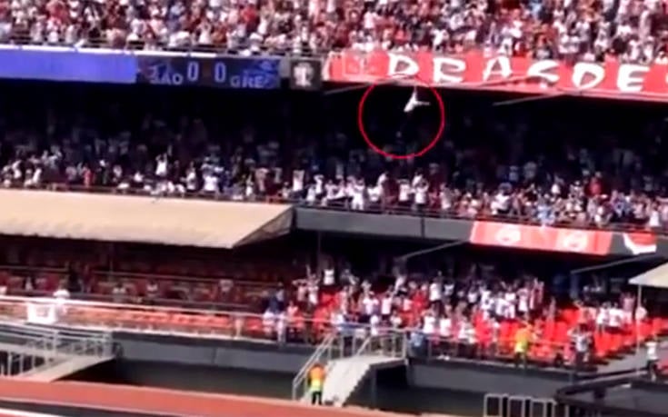 ΒΙΝΤΕΟ η στιγμή που άνδρας πέφτει από τις κερκίδες και προσγειώνεται πάνω σε 13χρονη
